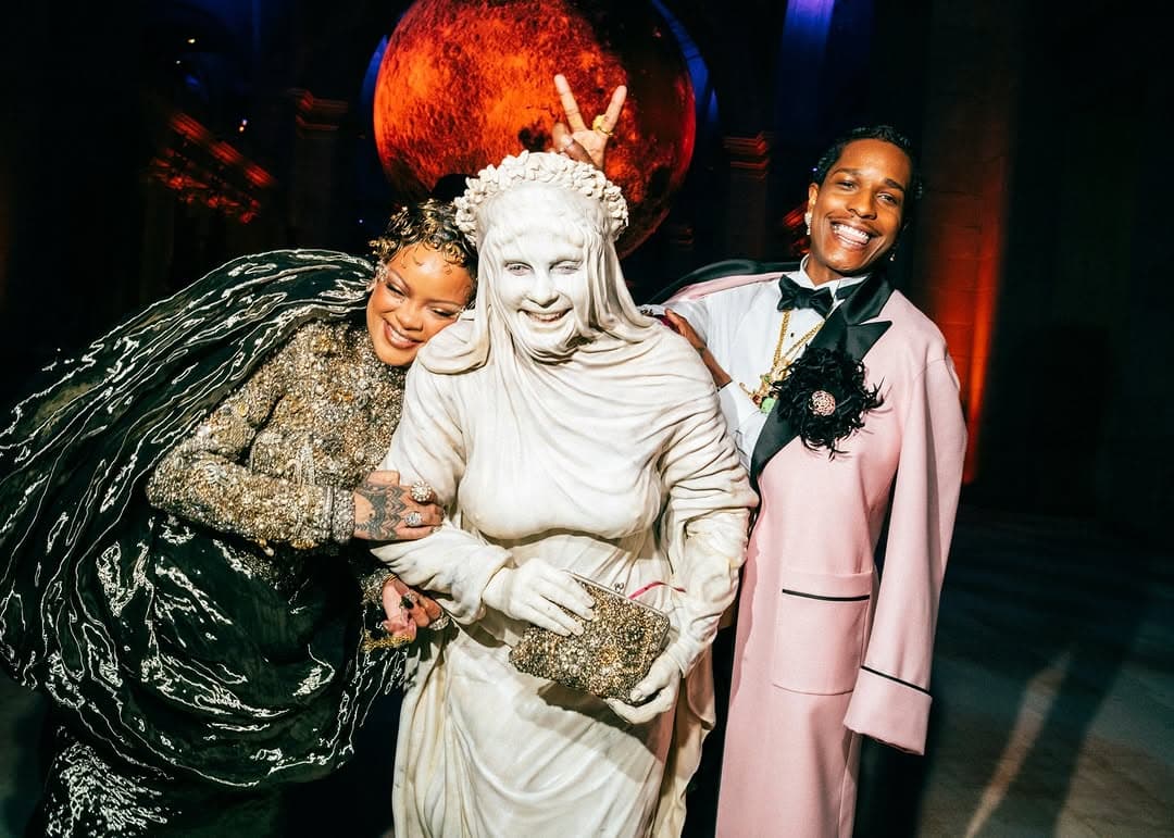 Unseen on the Met Steps: The 2026 Met Gala’s Best Near-Misses, Side-Eyes, and Soft-Focus Magic
