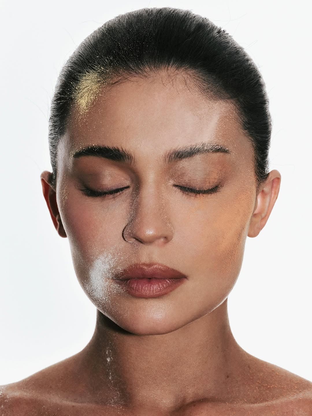 Kylie Cosmetics’ Natural Blur Brightening Powder Is the Under Eye Filter You Can Wear