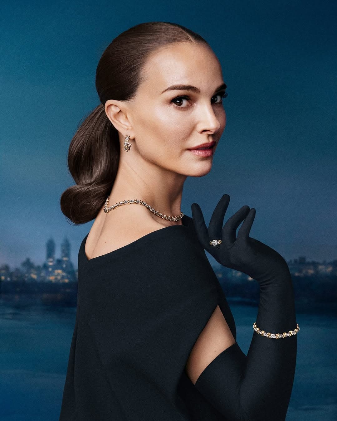 Natalie Portman, Tiffany, and the Quiet Drama of a Sixteen Stone Solitaire